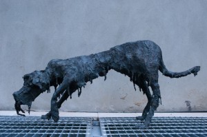 Wet dog, bronze resin, 120/60 cms